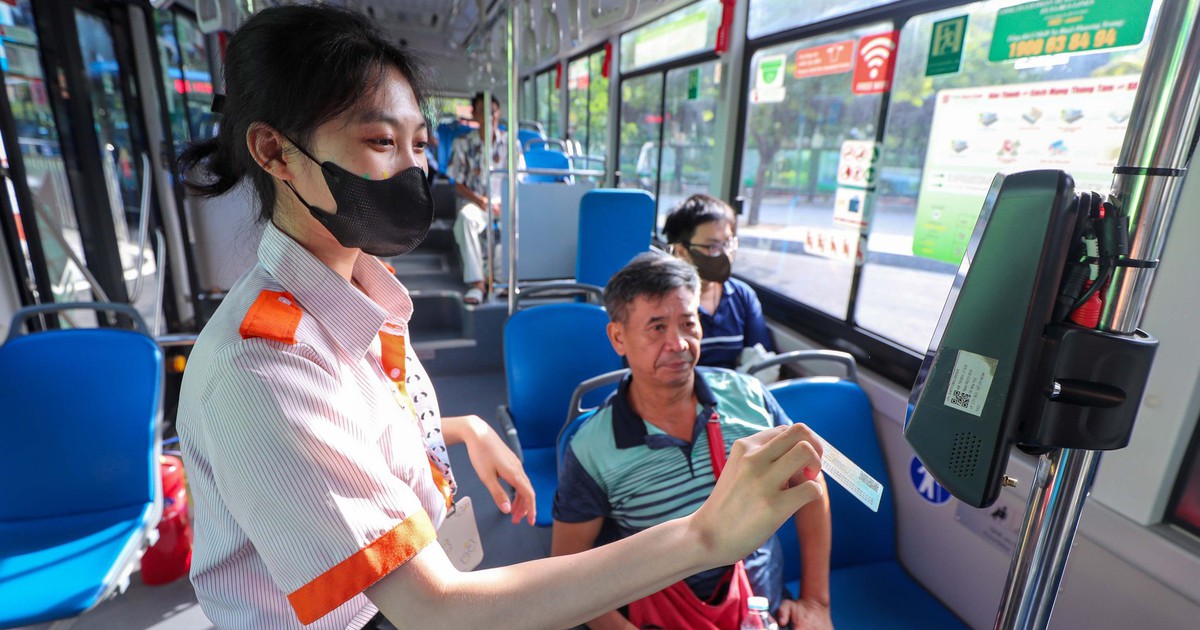 Người dân TP.HCM đi xe buýt miễn phí còn bốc thăm trúng thưởng tại 6 bến xe