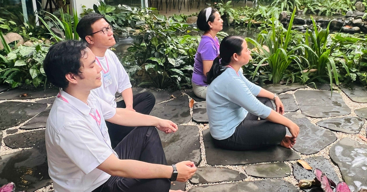 'Ốc đảo' ở TP.HCM giúp bạn trẻ spa tinh thần, viết giải tỏa, đi trên sỏi…