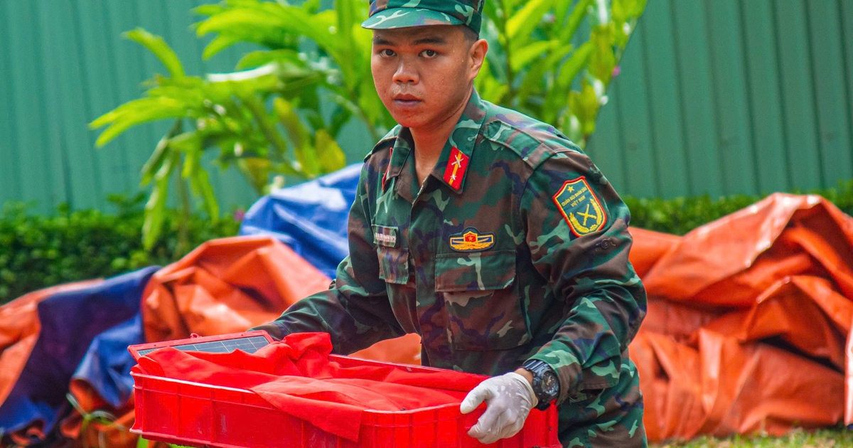 Dầm mưa đội nắng tìm thêm 19 bộ hài cốt liệt sĩ tại công viên Lê Thị Riêng