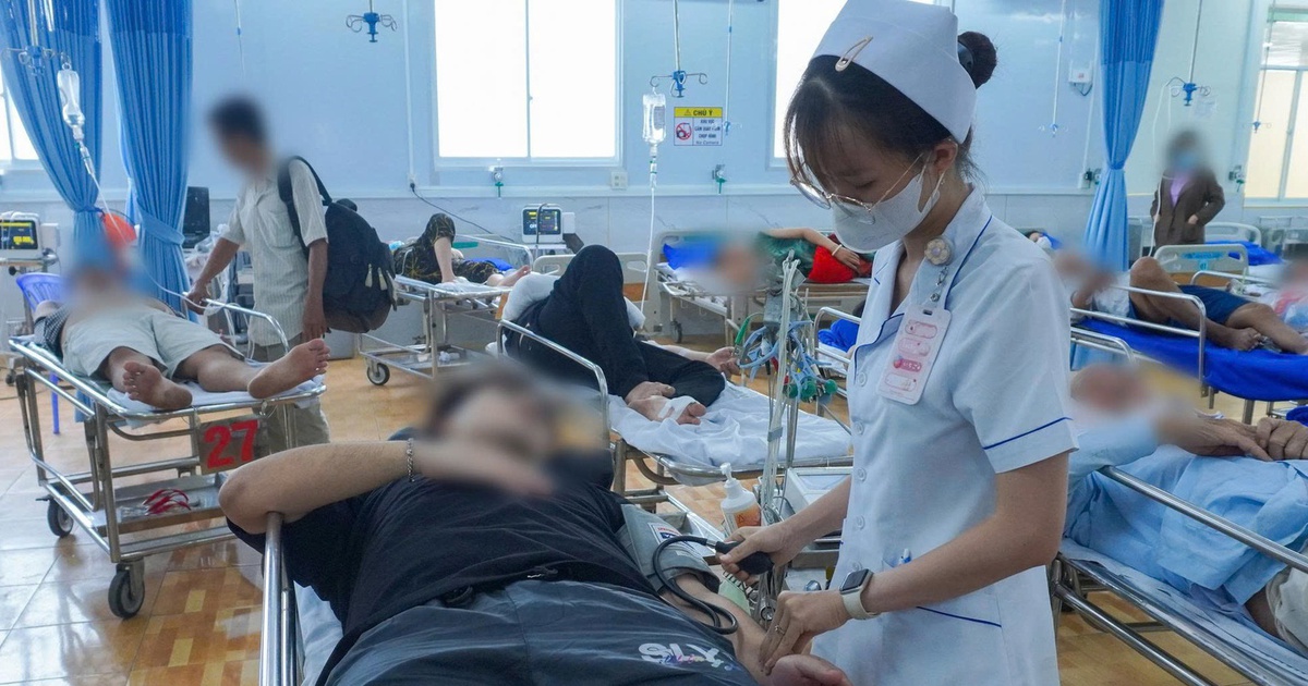Vụ ngộ độc thực phẩm sau khi ăn bánh mì Hồng Ngọc: Khen thưởng đột xuất y bác sĩ Bệnh viện Quân y 120