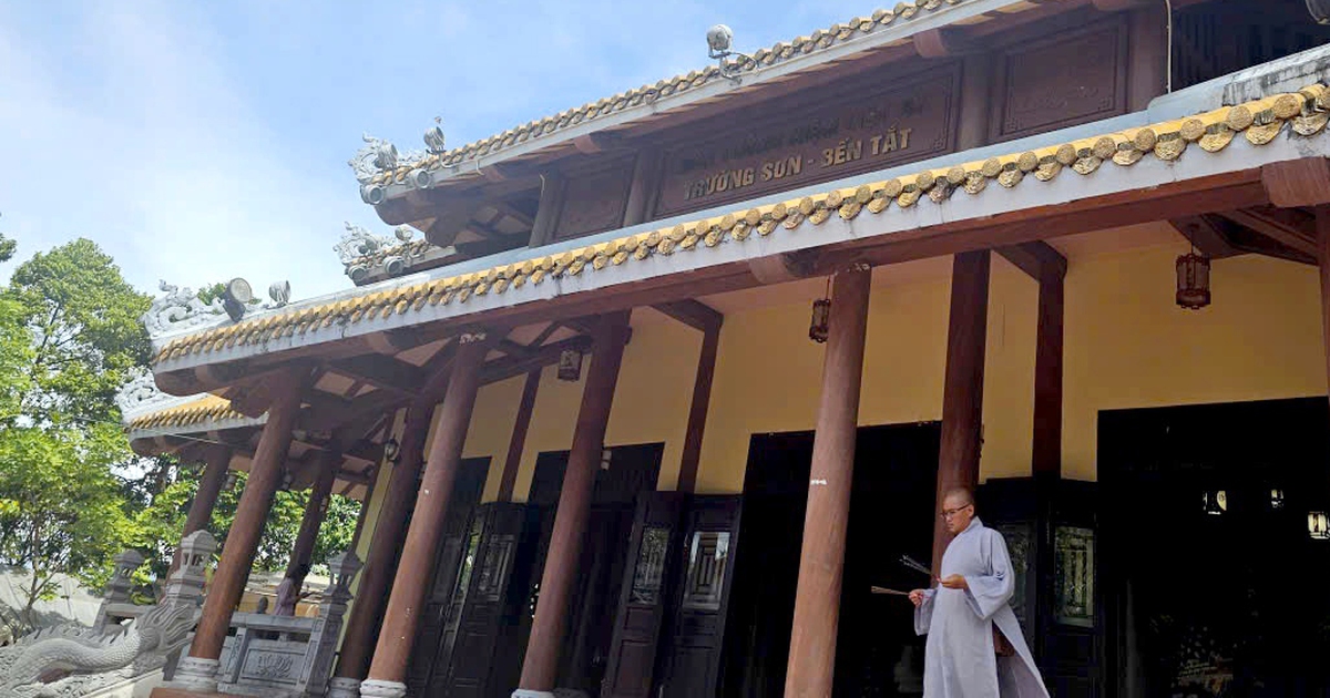 Nhiều người đến Đền thờ vọng tưởng nhớ 13.000 liệt sĩ Trường Sơn chưa tìm được hài cốt