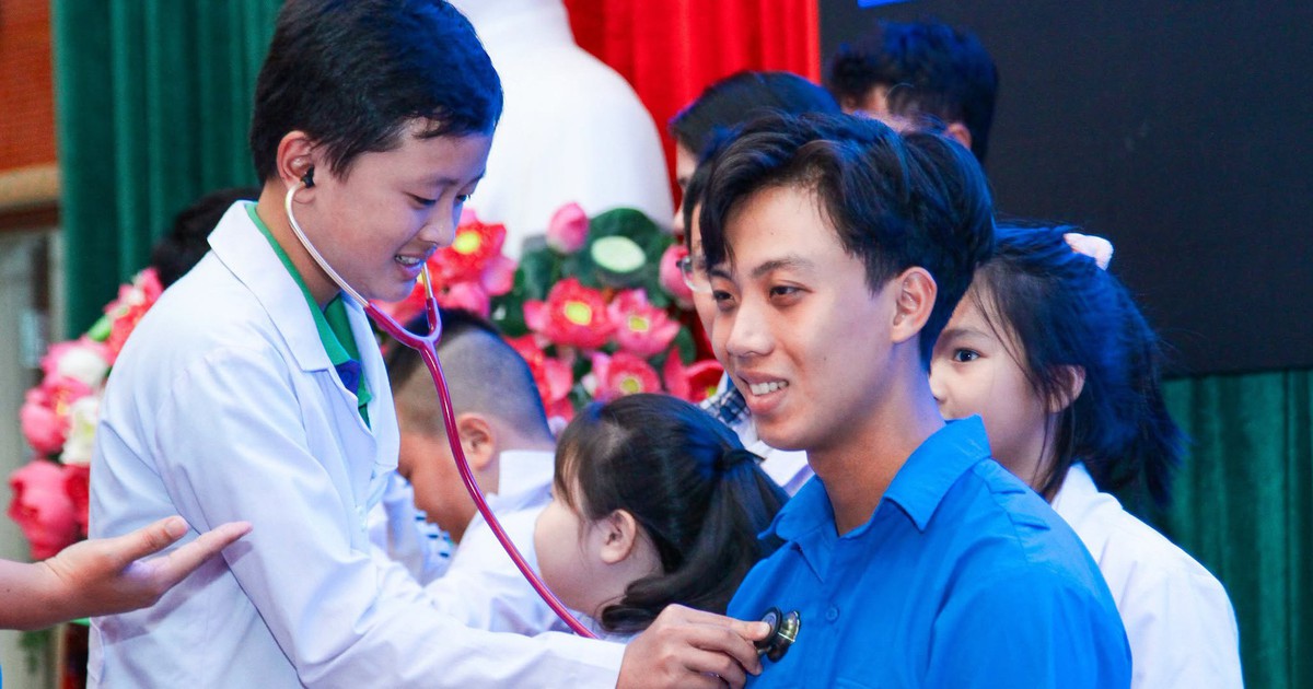 100 bạn trẻ trải nghiệm 'Một ngày làm nhân viên y tế'