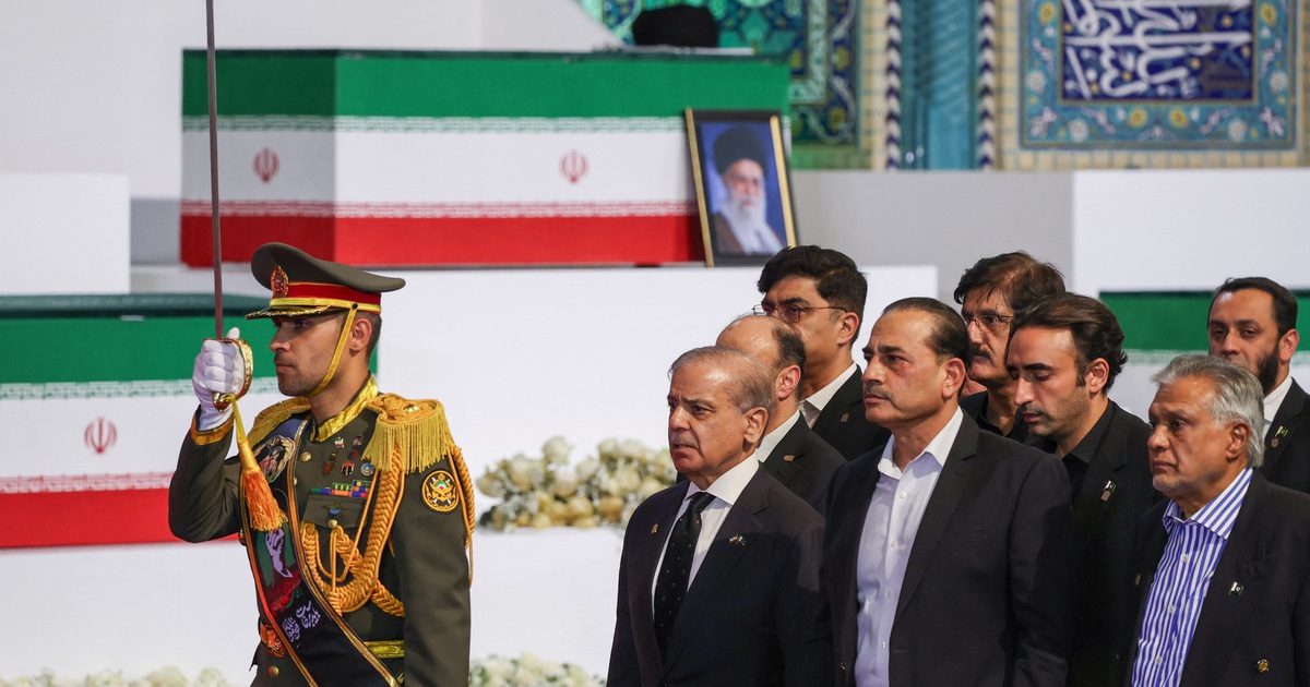 Ông Medvedev viếng linh cữu cố Lãnh tụ tối cao Iran Ali Khamenei tại Tehran