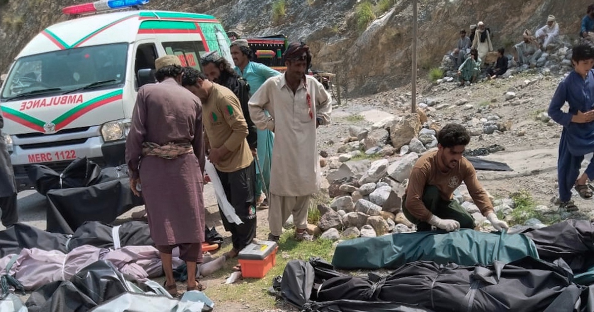 Xe khách chở quá tải lao xuống vực ở Pakistan, 40 người thiệt mạng