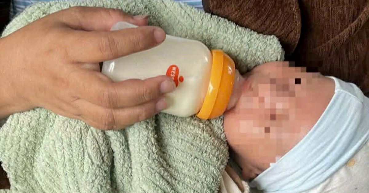 Bé trai 1 tháng tuổi bị bỏ rơi bên đường kèm bức thư ghi 'hoàn cảnh khó khăn' của người mẹ