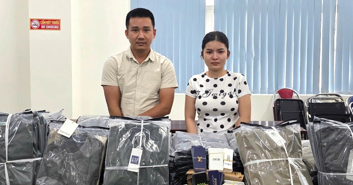 Khởi tố vợ chồng ở TP.HCM sản xuất hơn 14.000 áo thun Lacoste, Burberry, LV... giả
