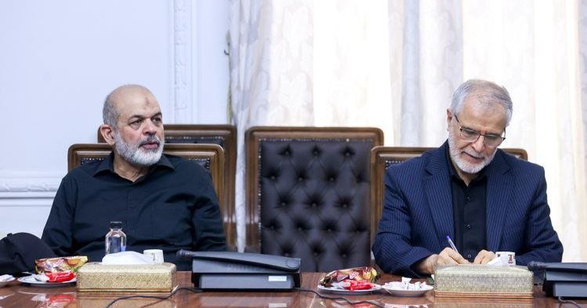 Vị tướng quyền lực của Iran tái xuất, đứng cạnh linh cữu ông Ali Khamenei
