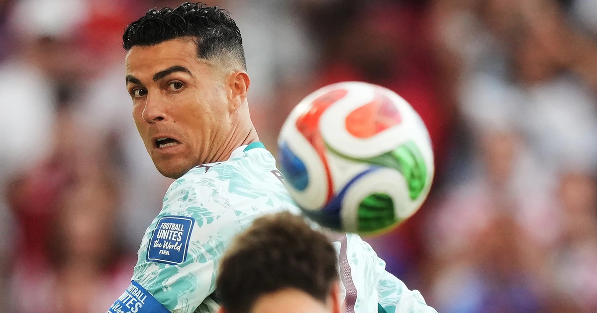 Ronaldo có HLV mới người Úc dù còn đang dự World Cup