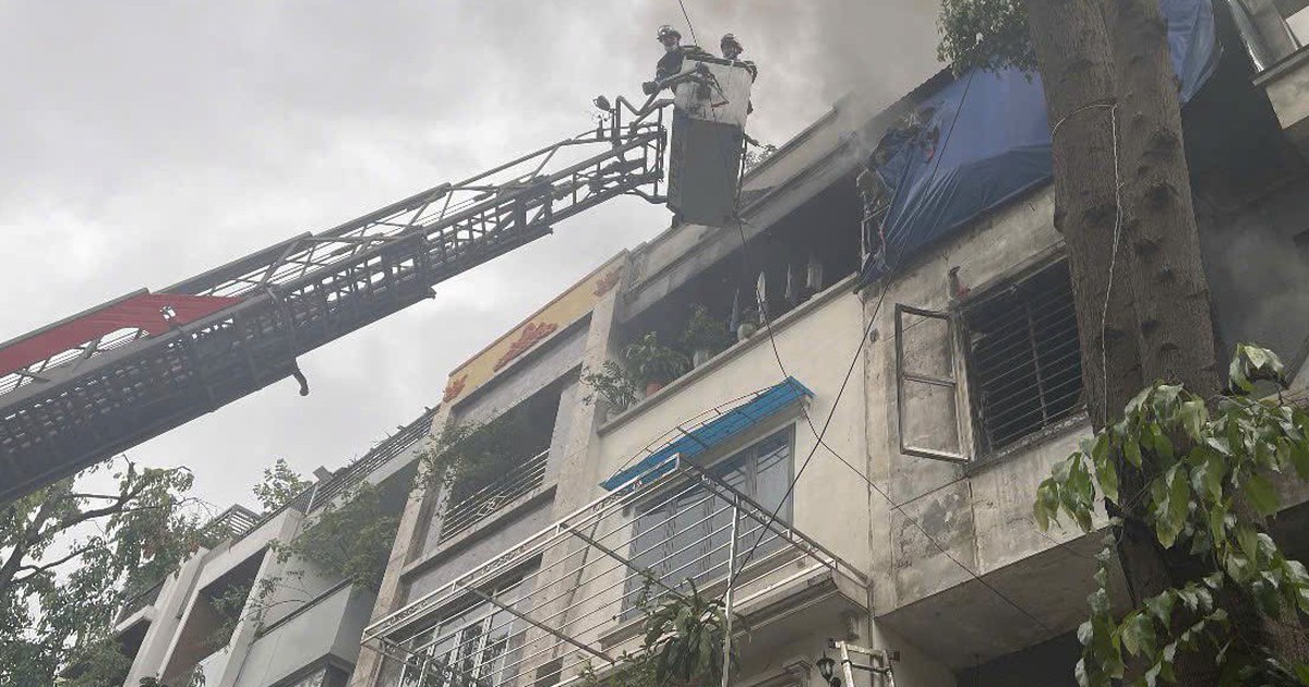 Phát hiện 2 thi thể trong căn nhà liền kề bốc cháy ở Hà Nội