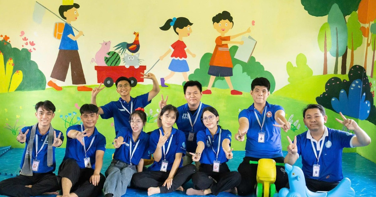 Áo xanh tình nguyện TP.HCM giữa vòng tay bạn bè Lào