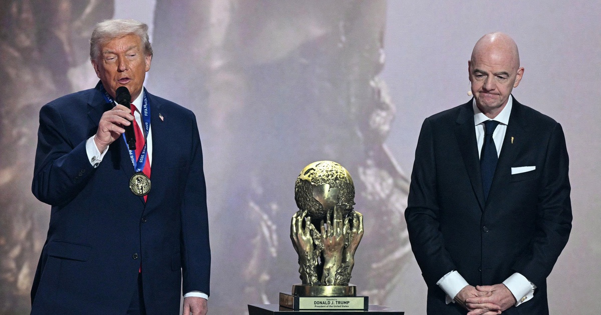 FIFA bị gây sức ép điều tra ông Infantino vụ trao 'giải Hòa bình' cho ông Trump
