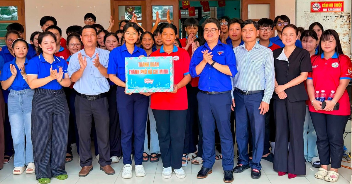 Tiếp sức chiến sĩ Hoa phượng đỏ