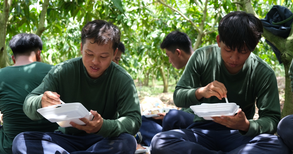 Bữa cơm trưa dưới tán xoài Cao Lãnh của chiến sĩ Đội K91