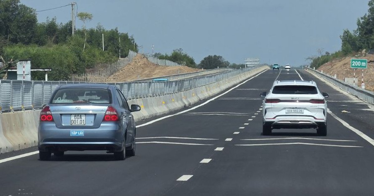 Tài xế 30 năm kinh nghiệm: 'Chạy cao tốc sợ nhất tính hơn thua, ham vượt'