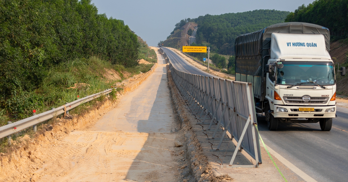Chạy sát tốc độ tối đa vẫn bị xe tải dí còi cả cây số, văn hóa giao thông đang đi về đâu?
