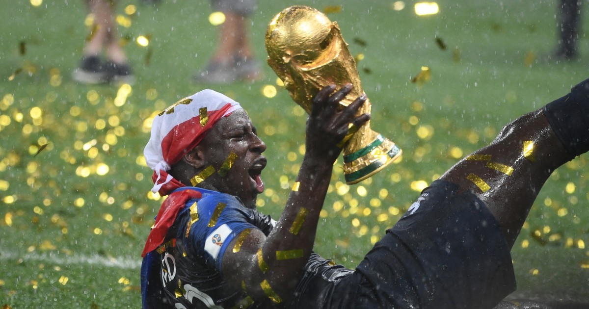 Cầu thủ bị cáo buộc hiếp dâm phải bán danh hiệu World Cup để kiếm sống