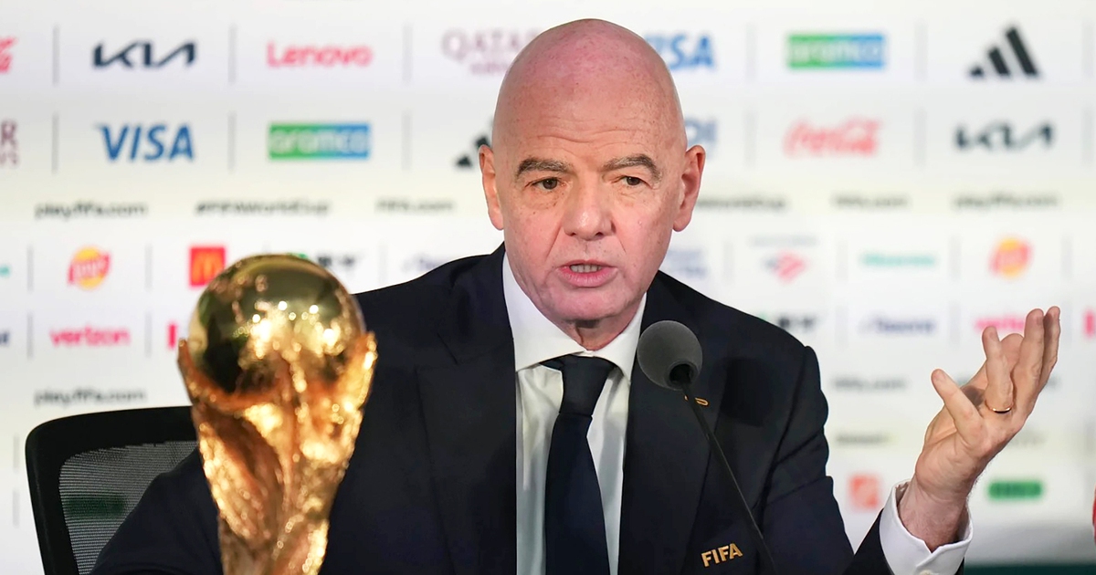 Truyền thông Anh: Chủ tịch FIFA đang bán rẻ linh hồn của bóng đá