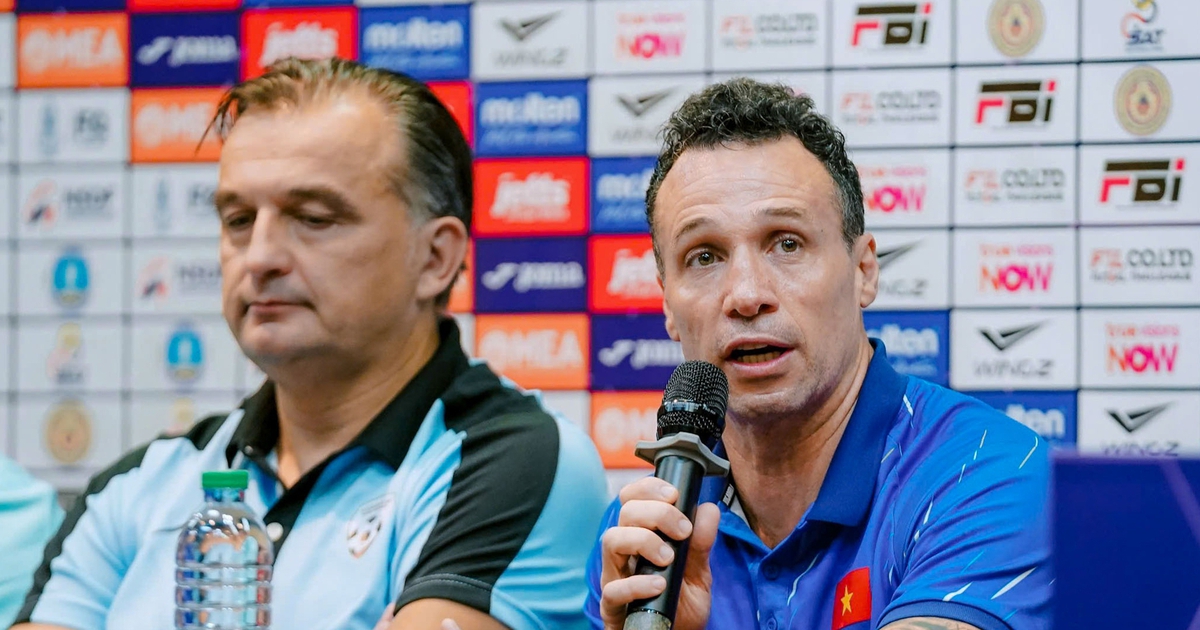 Photo: tuoitre.vn Futsal du Viêt Nam : Diego Giustozzi prépare le match contre la Russie