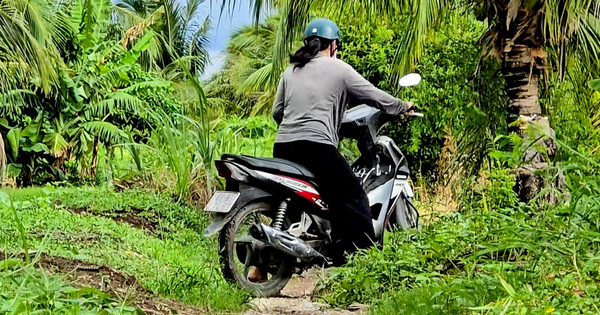 Người dân vùng kinh tế mới ở Cà Mau hơn 40 năm vẫn đi trên đường đất lầy lội