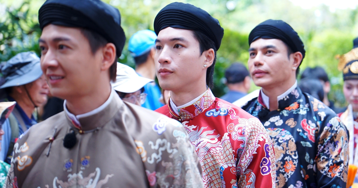 Trường Giang, HIEUTHUHAI quảng diễn áo dài truyền thống trong Kinh thành Huế