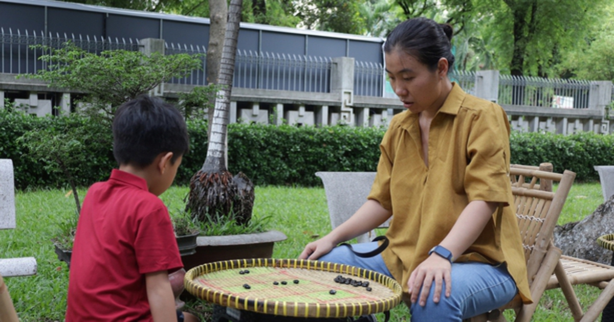 Vì sao người trẻ ít gắn kết với gia đình nhưng lại thích chia sẻ, tương tác trên mạng xã hội?
