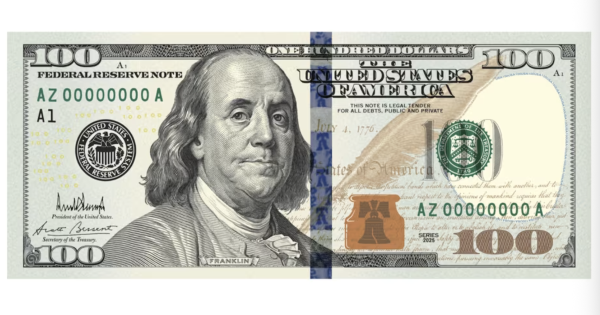 Tổng thống Trump khoe ảnh tờ 100 USD có chữ ký cá nhân