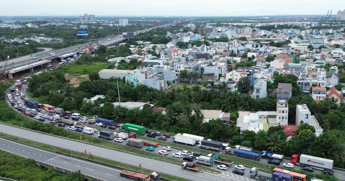 Cao tốc TP.HCM - Long Thành ùn ứ kéo dài, tài xế cần lưu ý gì?