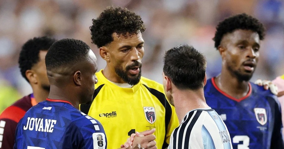 Messi và Vozinha nói gì trong lúc ôm nhau sau trận?