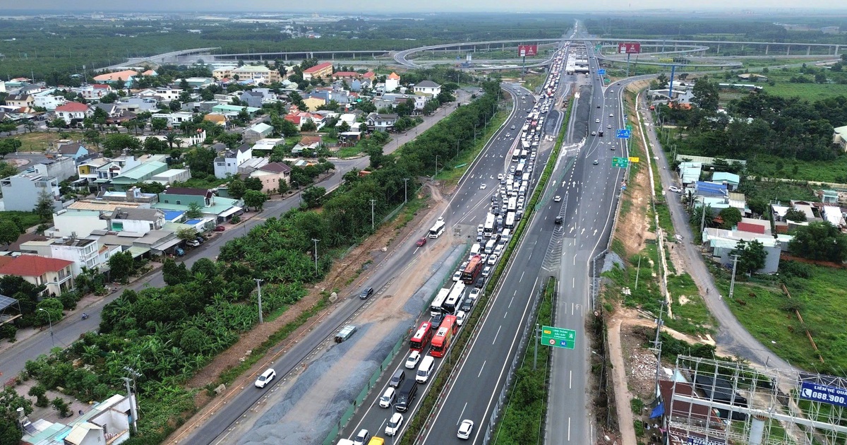 Kẹt cứng cao tốc từ Dầu Giây về TP.HCM, CSGT khuyến cáo tài xế nên đi quốc lộ 1