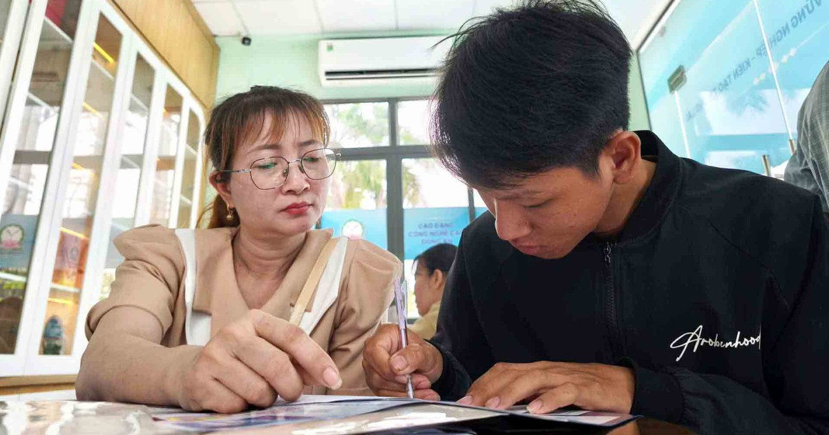 Không đủ 15 điểm xét đại học, thí sinh chuyển mạnh sang cao đẳng