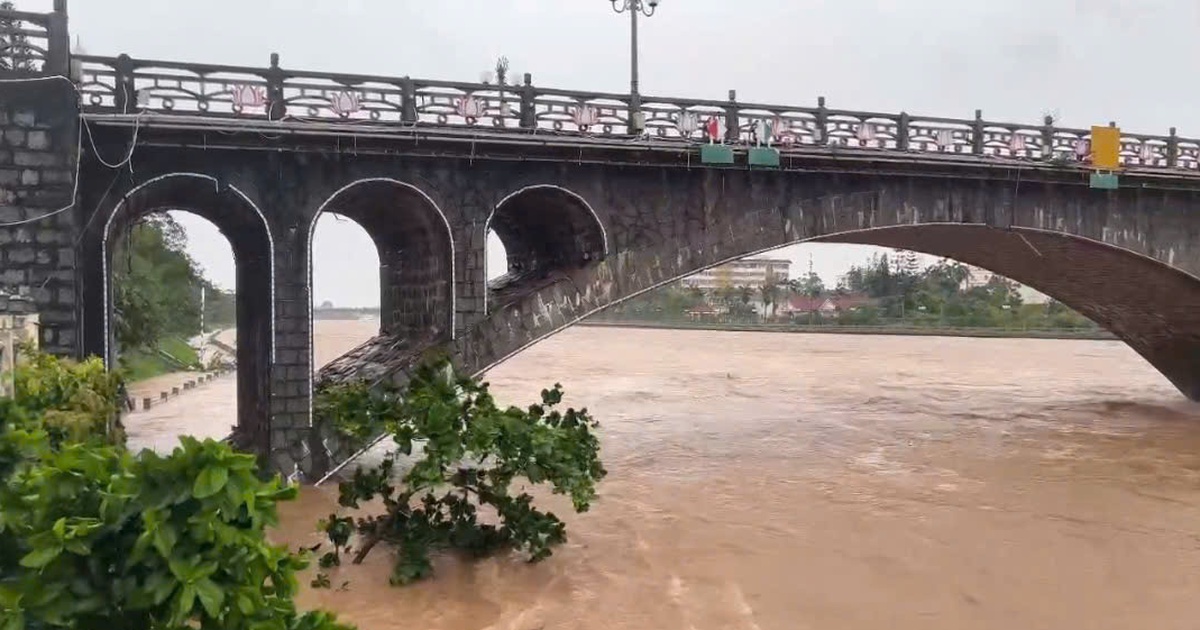 Nước lũ nhiều sông dâng cao sau bão số 1
