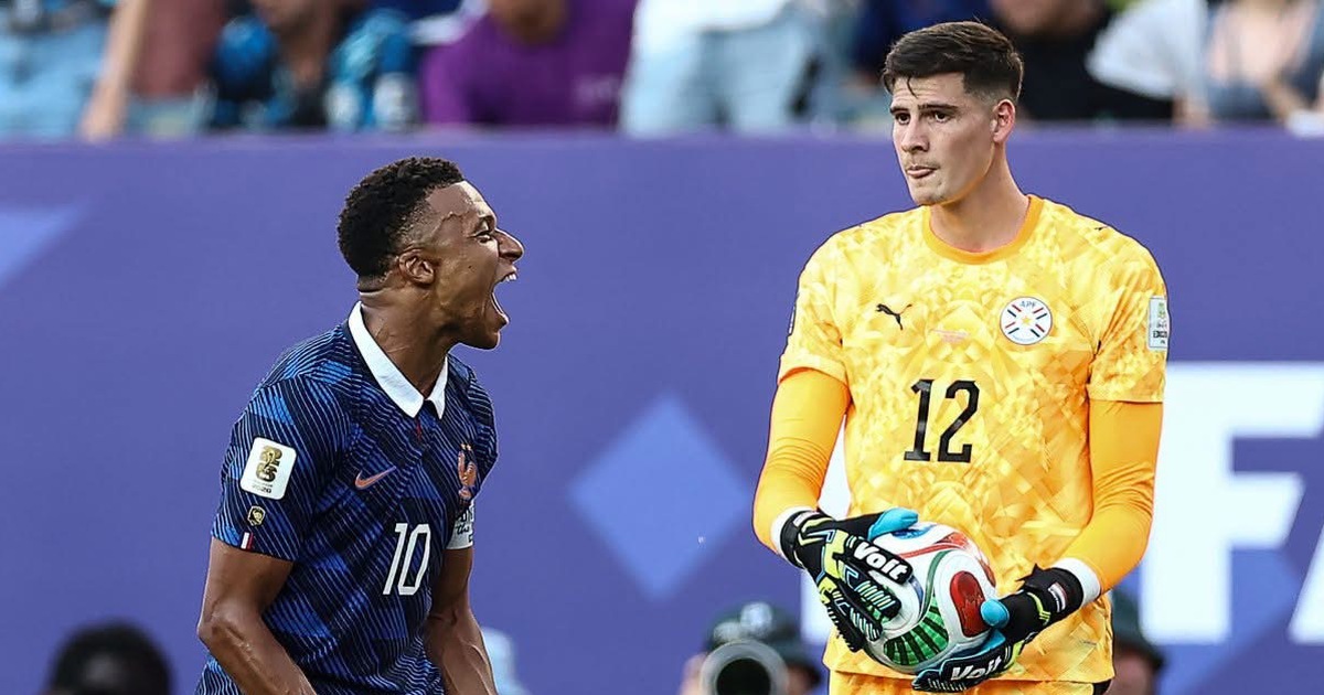 Mbappe không thèm bắt tay thủ môn Paraguay