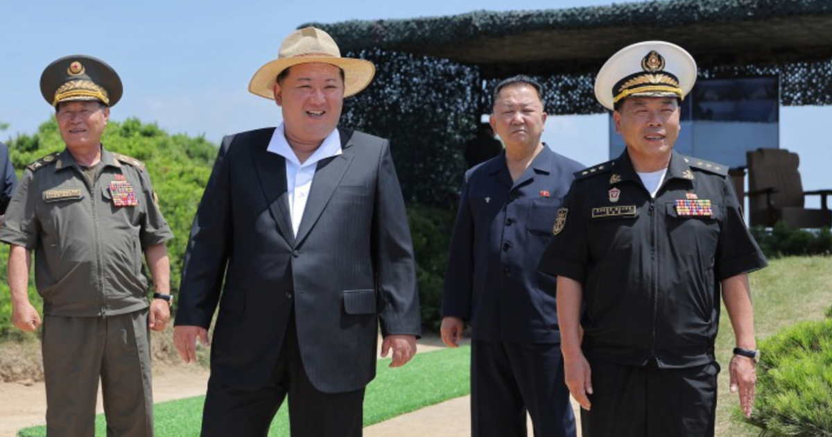 Ông Kim Jong Un giám sát thử nghiệm vũ khí trên tàu khu trục 5.000 tấn