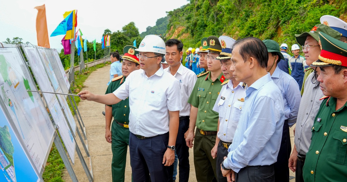 Bộ trưởng Bộ Ngoại giao Lê Hoài Trung khảo sát các dự án trọng điểm tại đảo Hòn Khoai
