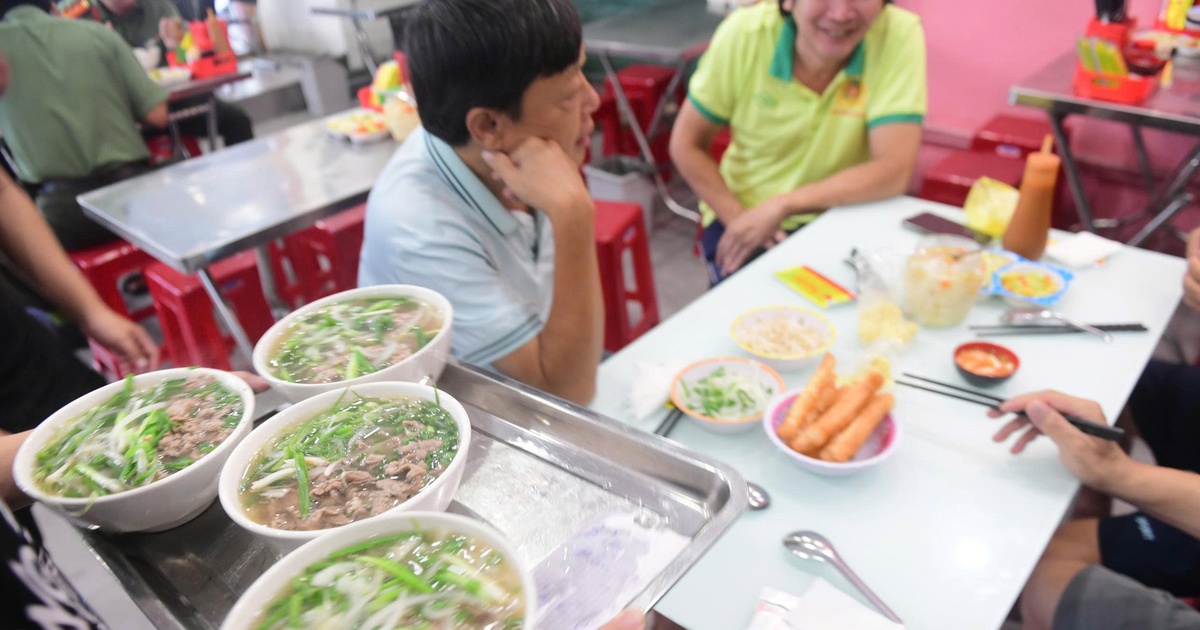Giá cơm, bún, phở... tăng không giảm: Khách ăn nườm nượp thì tội gì phải giảm?