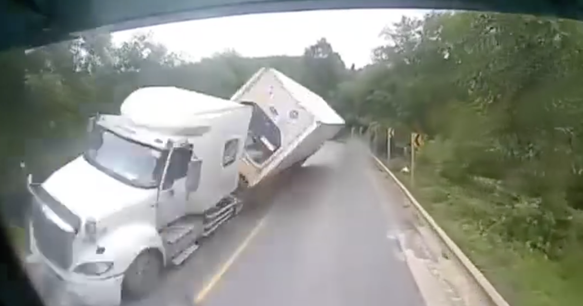 Nguyên nhân vụ đổ thùng xe container ở khúc cua gây va vào ô tô khác
