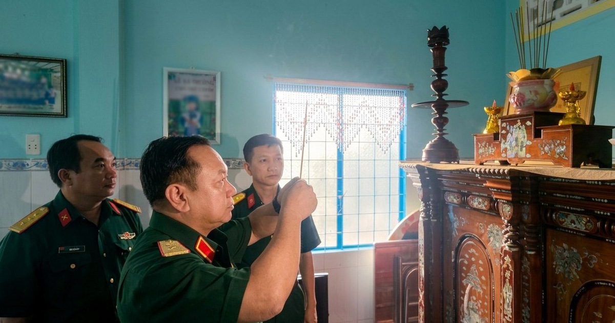 Chính ủy Bộ tư lệnh TP.HCM đến nhà người nhận là thân nhân liệt sĩ Huỳnh Văn Quên