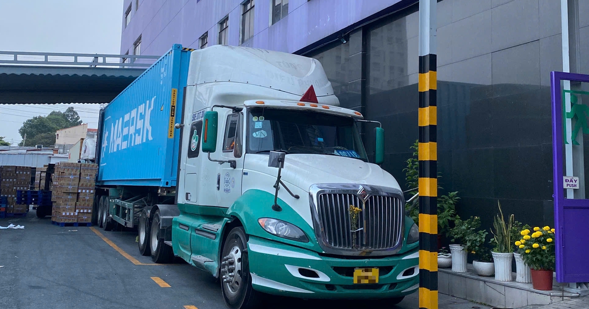 Doanh nghiệp, chủ xe container lí giải vì sao giá cước vận chuyển chưa chịu 'về bờ'