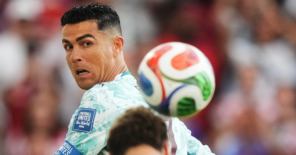 Ronaldo lùi lại, Bồ Đào Nha sẽ rộng cửa đi tiếp!