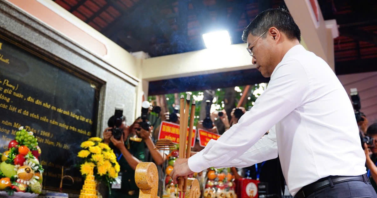 Thủ tướng Lê Minh Hưng dâng hương và dự lễ tìm kiếm, quy tập hài cốt liệt sĩ công viên Lê Thị Riêng