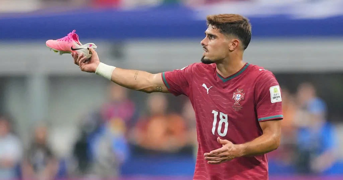 Vì sao đồng đội Ronaldo mang giày rách gót?