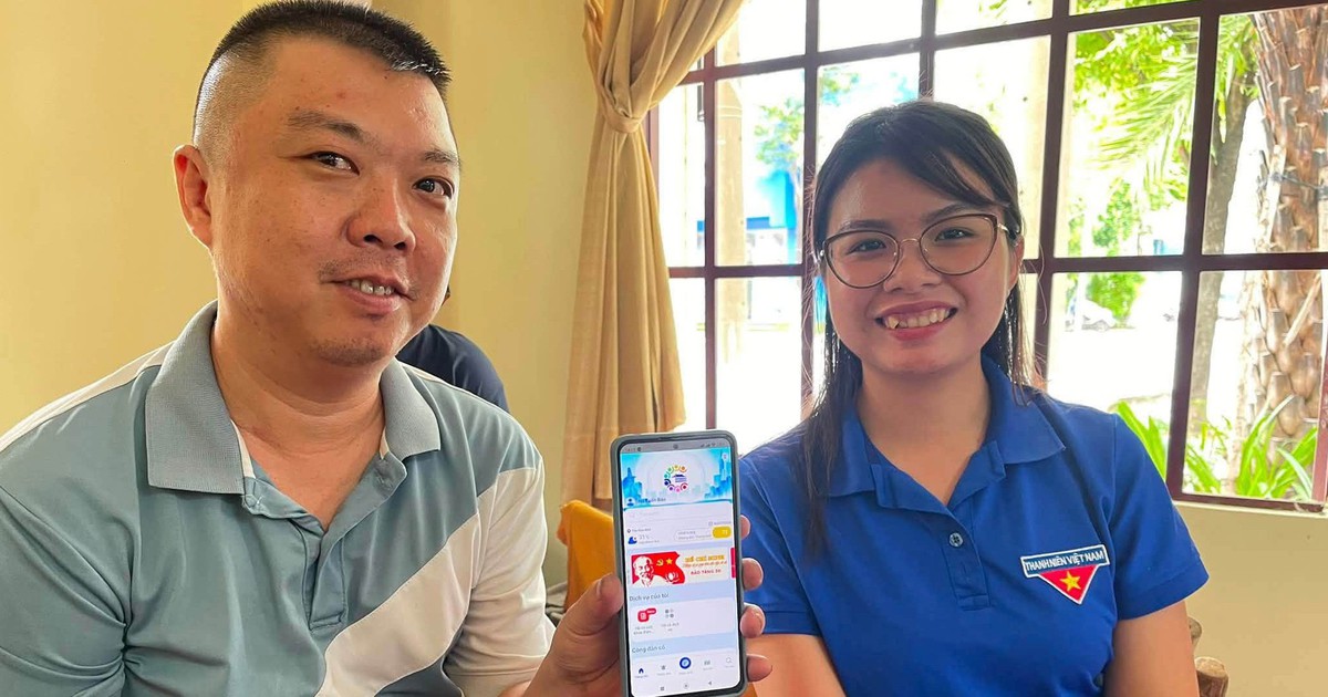 Áo xanh tình nguyện hỗ trợ bà con tiếp cận chuyển đổi số