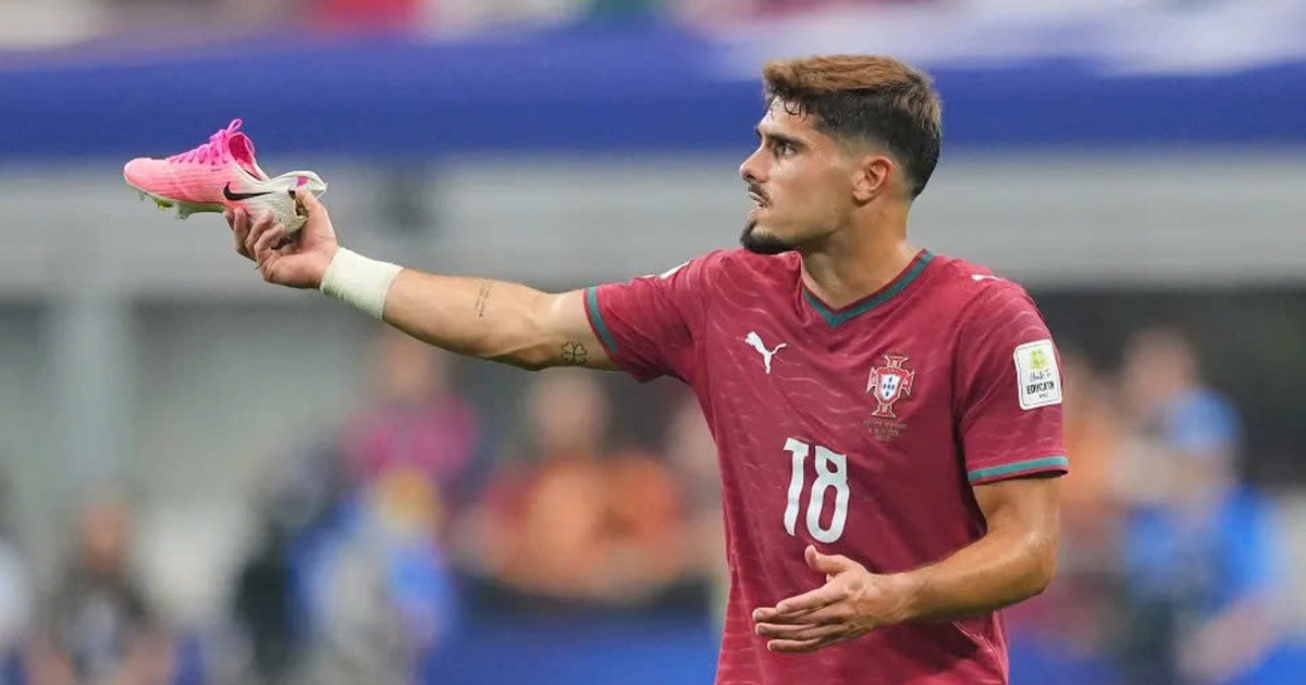 Vì sao đồng đội Ronaldo mang giày rách gót?