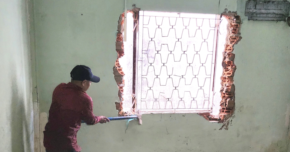 Người dân ở Bình Chánh tháo dỡ nhà, giao mặt bằng dự án mở rộng quốc lộ 1