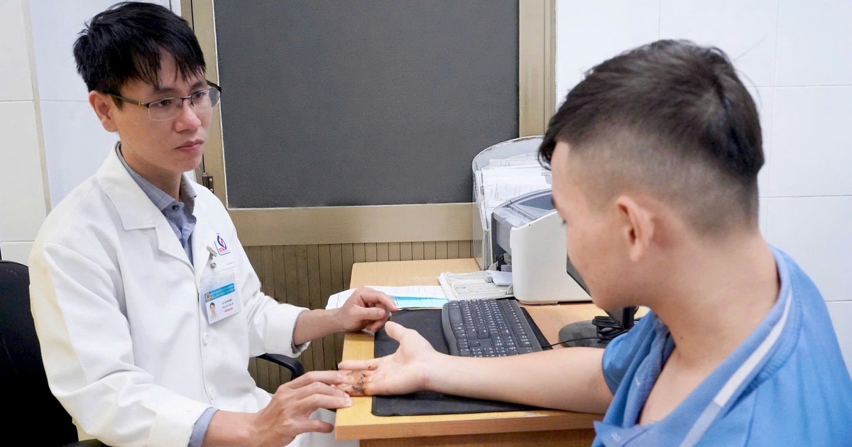 Gần 10 giờ vi phẫu giành lại 3 ngón tay bị máy cưa cắt đứt cho nam thanh niên