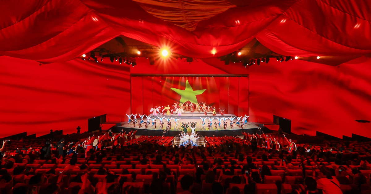 Đất nước thiên hùng ca và sức mạnh của những mega show