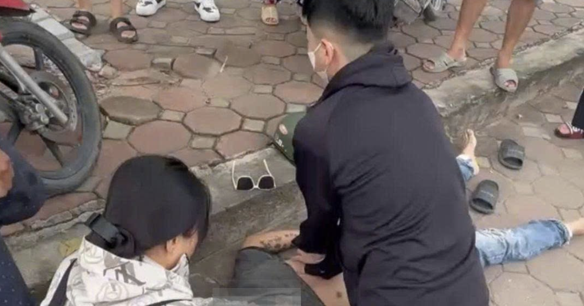 Nam sinh viên y khoa năm 3 ép tim, cấp cứu người bị nạn ngay trên đường