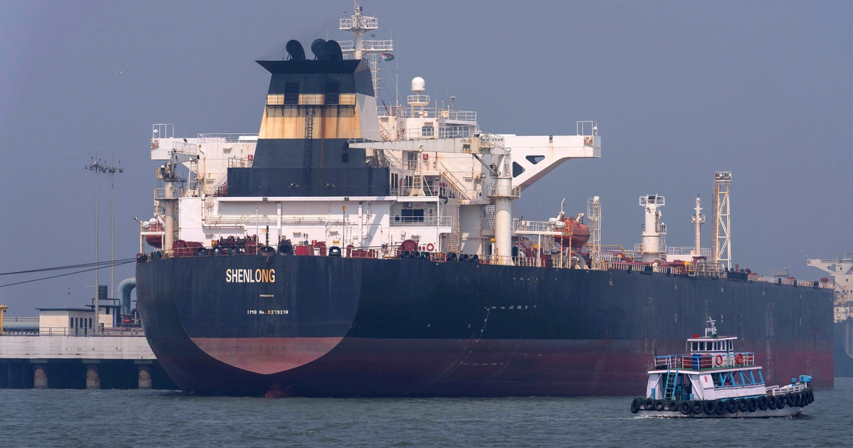Tàu thuyền qua eo biển Hormuz giảm mạnh khi Mỹ và Iran lại không kích nhau