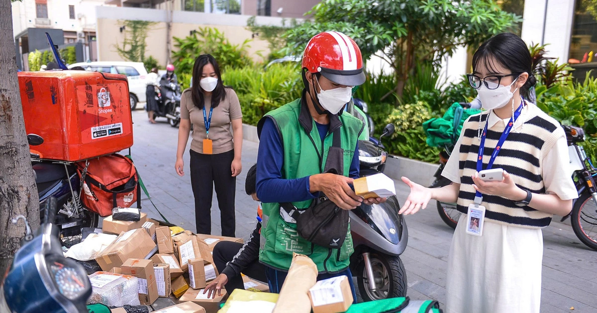 Xăng dầu giảm, vì sao cước chuyển phát vẫn cao?