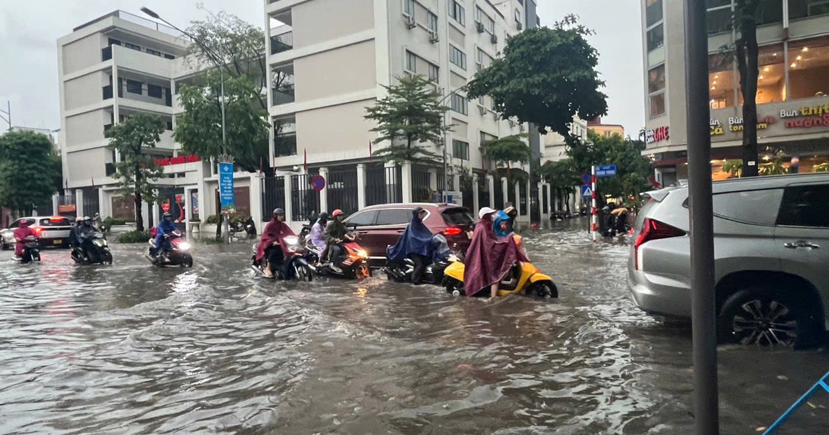 Mưa 30 phút, một số tuyến đường đã ngập, Hà Nội kiểm tra hệ thống chống ngập vừa xây dựng